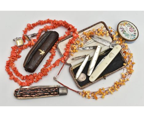 A BAG OF ASSORTED ITEMS, to include an 'Halcyon Days' box, painted flowers to the hinged cover, a pair of white metal mother 