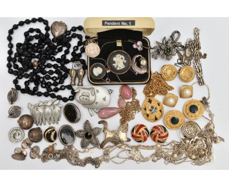 AN ASSORTMENT OF WHITE METAL AND COSTUME JEWELLERY, to include a 'Wedgwood' cameo brooch and pendant, an early 20th century f