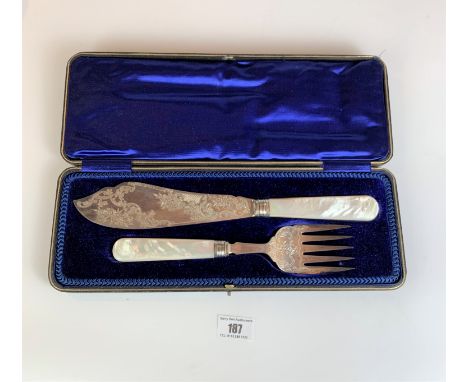 Cased silver fish knife and fork servers with mother of pearl handles, Sheffield 1934. Total w: 8.2 ozt