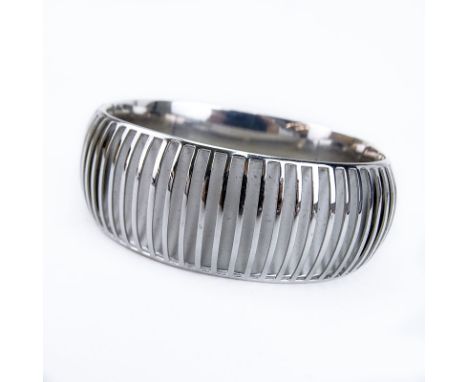 Vintage Italian 14 Karat White Gold Modernist 3D Hinged Bangle Bracelet. Stamped 14K Italy. Surface wear consistent with norm