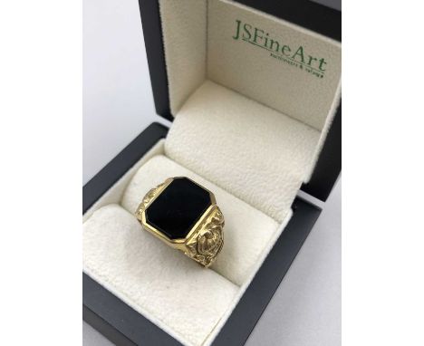 A vintage 9ct gold hallmarked onyx signet ring with heavily carved shoulders. Dated 1977. Finger size Y. Weight 8.20 grams. 