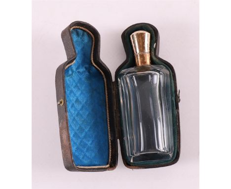 A clear crystal odeur flask with 14 kt 585/1000 gold flip-top lid with polka dot design, 19th C. Including stopper and origin