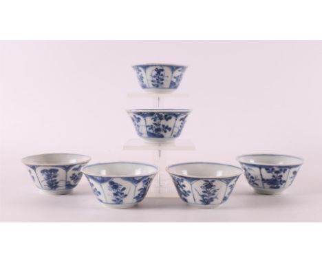 A series of six blue/white porcelain bowls, China, Kangxi, around 1700. Blue underglaze floral decor, h 3.2 x Ø 7.5 cm, tot. 
