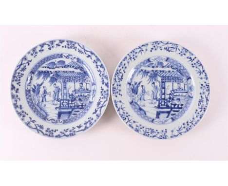 A pair of blue/white porcelain plates, China, Kangxi, around 1700. Blue underglaze decoration of figures at a tea house on th