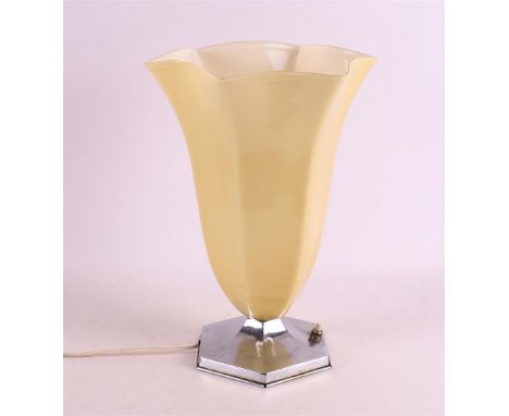 An Art Deco table lamp, England, ca. 1920. Beige tulip-shaped shade, resting on a six-sided chrome metal base, h 30 x Ø 21.5 