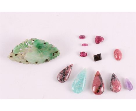 A jade brooch, 20th century, l 6 cm. Hereby various cut semi-precious stones, up to. 12x.