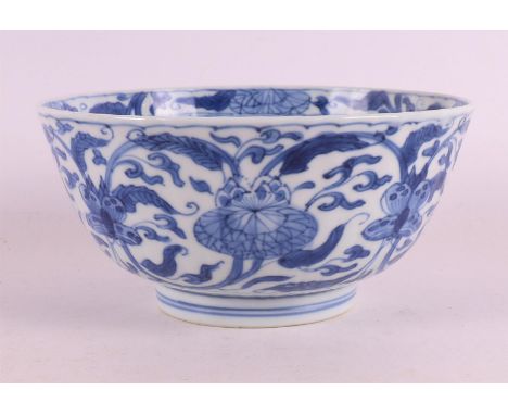 A blue/white porcelain bowl on a base ring, China, Kangxi, around 1700. Blue underglaze floral decor with butterflies, marked