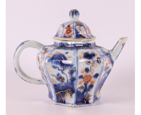 A Chinese Kangxi Chinese Imari teapot, early 18th century. Blue/red, partly gold heightened landscape decor, h 12.5 cm, tot. 