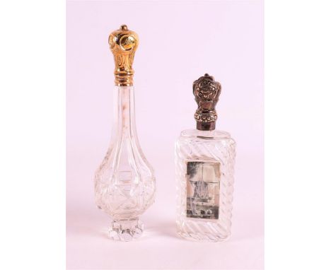 A clear crystal odeur flask with gold flip lid and frame, 19th C., including stopper, h13 cm. Here's another one with a silve