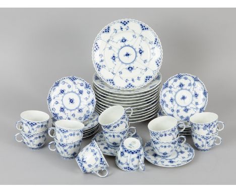 12 Kaffee-Gedecke Musselmalet "Vollspitze", Royal Copenhagen, Dänemark, 1770er Jahre, Ausführung 2. Hälfte 20. Jh.Weißporzell
