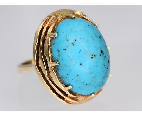 Ring mit Türkis-Cabochon, 70- er Jahre.585/- Gelbgold. Gesamtgewicht ca. 11,7 g. Hochoval. Breiter, wellenförmig durchbrochen