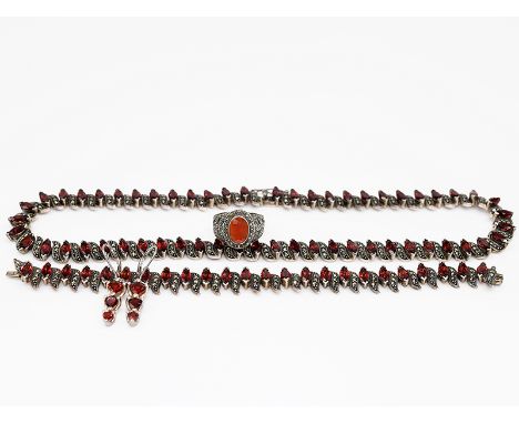 4-tlg. Silbernes Schmuck Konvolut mit roten Glassteinen, 20. Jh.925/Silber. Gesamtgewicht ca. 89 g.Bestehend aus: 1 Collier m