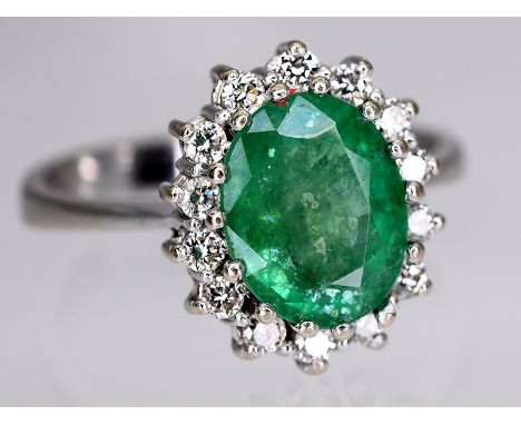 Ring mit Smaragd ca. 1,5 ct und 14 Brillanten, zusammen ca. 0,30 ct, 70- er Jahre.585/- Weißgold. Gesamtgewicht ca. 3,5 g. Ho