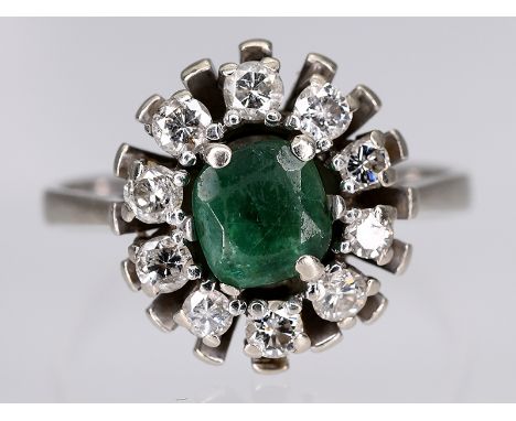 Ring mit Smaragd ca. 0,50 ct und 10 Brillanten, zusammen ca. 0,7 ct, 70- er Jahre.585/- Weißgold. Gesamtgewicht ca. 4,4 g. St