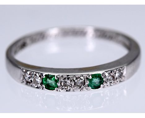 Schmaler Ring mit 2 Smaragden und 6 kleinen Achtkant-Diamanten, 70- er Jahre.585/- Weißgold. Gesamtgewicht ca. 1,6 g. Schmale