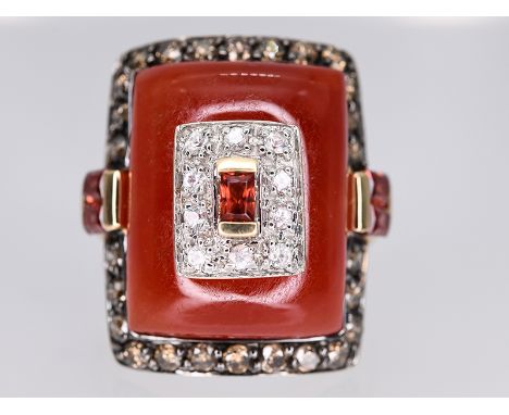 Ring mit Karneol, rosa Turmalin, farblosen Saphiren und 26 Diamanten, zusammen ca. 0,35 ct, 20./21. Jh. 585/- Gelbgold. Gesam