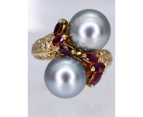 Ring mit Tahiti-Perlen, 6 Rubinen, zusammen ca. 0,65 ct und 40 Diamanten, zusammen ca. 0,2 ct, 20. Jh.585/- Gelbgold. Gesamtg