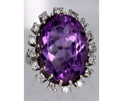 Ring mit Amethyst und 16 Brillanten, zusammen 0,48 ct, 70- er Jahre.585/- Weißgold. Gesamtgewicht ca. 8,8 g. Hochovale Mitte 