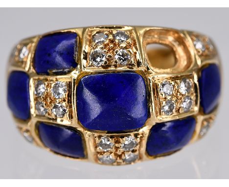 Ring mit Lapislazuli und 24 Diamanten, zusammen ca. 0,20 ct, 90- Jahre.750/- Gelbgold. Gesamtgewicht ca. 7,8 g. Stilisierte B