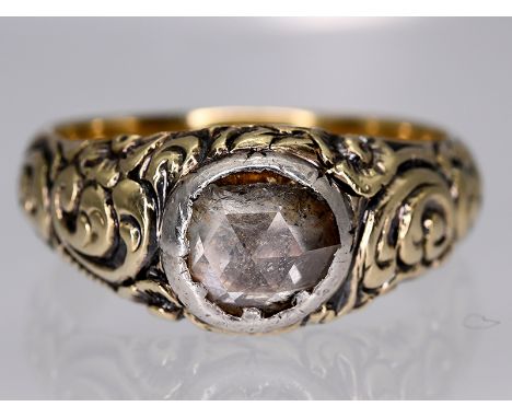 Ring mit Diamantrose , um 1900.585/- Gelbgold. Gesamtgewicht ca. 9,8 g. Stilisierte Bandringform mit reliefiertem Ornament- u