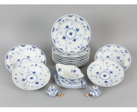 Speise- und Suppenteller, Sauciere, Streuer, Musselmalet "Vollspitze" und "Halbspitze", Royal Copenhagen, dabei 2 x Bing & Gr