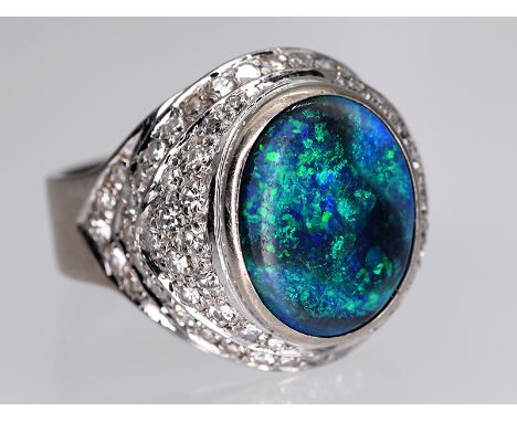 Ring mit Opal-Doublette und ca. 68 Achtkant-Diamanten, zusammen ca. 0,60 ct, 80- er Jahre.750/- Weißgold. Gesamtgewicht ca. 9