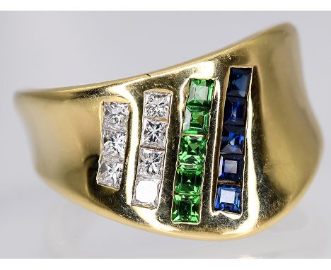 Ring mit Saphir-, Tsavorit?- und Diamant-Carrés (0,42ct), 20. Jh. 750/- Gelbgold. Gesamtgewicht ca. 9,6 g. Stilisierte Bandri