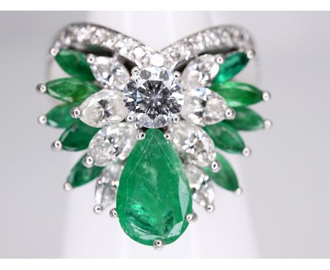 Ring mit Smaragden und reichhaltigem Brillanten- und Diamantenbesatz, zusammen ca. 1,85 ct, Schmuckatelier Georg Hornemann, D