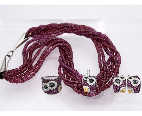 7-reihiges Rubin-Collier, Ring, Anhänger und Paar Ohrclips mit Rubinen, Saphiren, Smaragden und Diamanten, 21. Jh. 585/- Weiß
