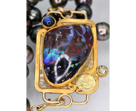 Aufwendiges Schloss mit Boulder-Opal und Fancy-Diamant ca. 0,3 ct und langem Tahiti-Perlen-Collier, australische Goldeschmied