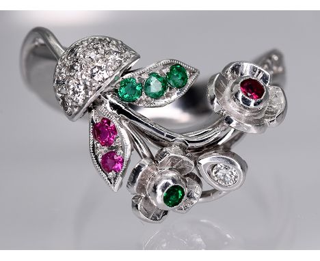 Ring mit Rubin, Smaragd und 11 Brillanten, zusammen ca. 0,14 ct, Goldschmiedearbeit, 20. Jh.750/- Weißgold. Gesamtgewicht ca.