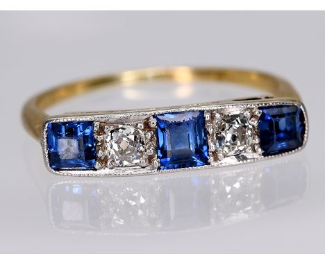 Ring mit 3 Saphir-Carrés, zusammen ca. 0,8 ct und 2 Altschliff-Diamanten, zusammen ca. 0,16 ct, um 1930.750/- Gelbgold und We