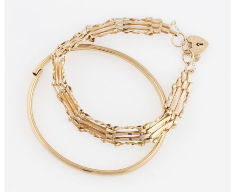 A 9ct yellow gold gate bracelet, hallmarked London, with 9ct yellow gold heart padlock clasp, hallmarked London 1986, togethe
