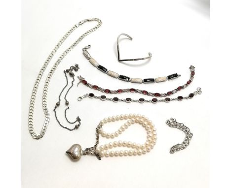 Qty of silver jewellery inc 2 x garnet set bracelets, filed curb neckchain (48cm), wishbone cuff, 2 strand pearl bracelet wit