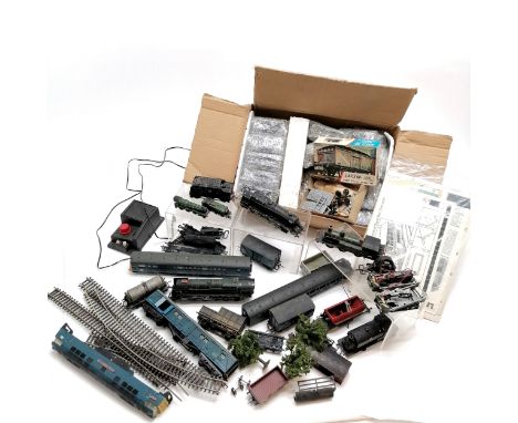 Qty of model railway inc Graham Farish (Grafar), Airfix, Triang Hornby, G&amp;R Wrenn loco + tender etc - all for spares / re
