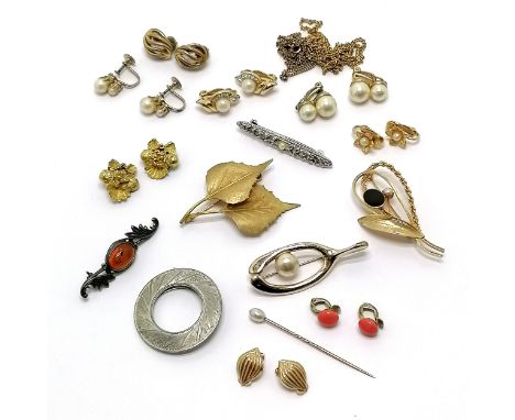 Small amount of jewellery inc 9ct hallmarked gold clip-on earrings (2.2g), unmarked gold pearl pin, coral clip-on earrings, a