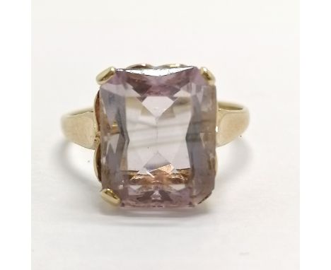 9ct hallmarked gold pale amethyst stone ring with heart detail to sides of mount - size N &amp; 2.5g total weight