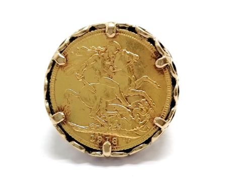 1913 George V sovereign in an unmarked gold mounted ring - size R &amp; total weight 14.8g