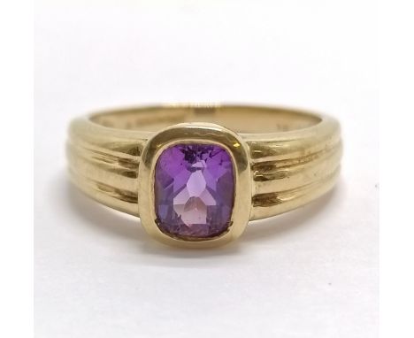 9ct hallmarked gold amethyst stone set ring with triple ribbed shoulders - size N½ &amp; 3.3g total weight