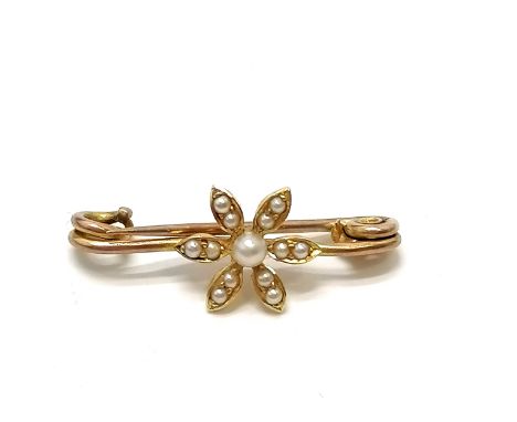 Unmarked antique gold seed pearl set flower brooch - 2.4cm long &amp; 1.3g total weight