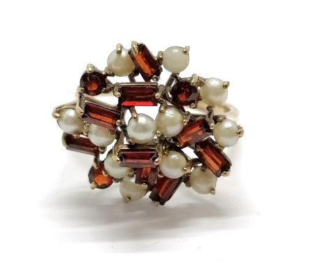 9ct hallmarked gold garnet &amp; pearl set unusual cluster ring - size Q &amp; 4.4g total weight