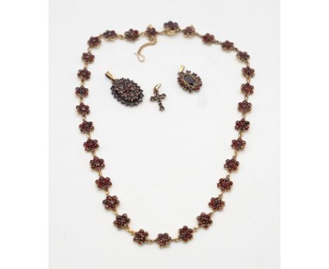 4 Teile antiker Granatschmuck Silber Vergoldet und Gold 5853 Anhänger - Silber, 14 K. Gelbgold, Tomback und Halskette - zus. 