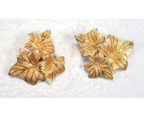 Christian Dior: Ohr-Clipse "Weinlaub"Bronze poliert und vergoldet, 3,5x3cm, Firmenbezeichnung.