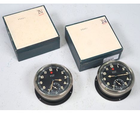 Pärchen Zenith-Borduhren von ca. 1960 - für OldtimerAufzug über drehbare Lünette, Ganganzeige auf der 12, Durchmesser 8cm, Se