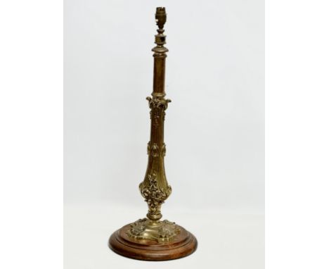 A large Early/Mid 20th Century brass table lamp on a mahogany base. 25x67cm
