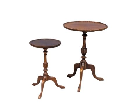 A near pair of mahogany pedestal lamp tables / wine tables. Tallest measures 45x63cm