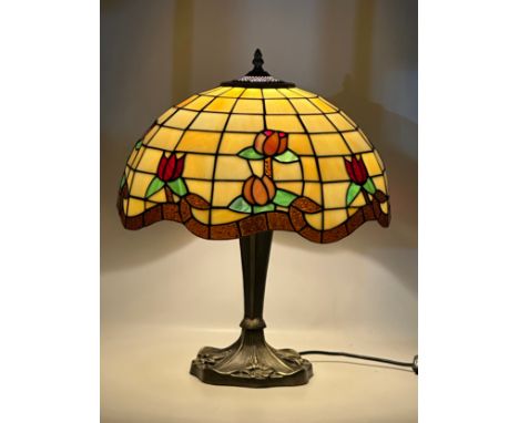 A large Tiffany style table lamp. 40x51cm