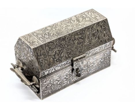 A vintage Middle Eastern silver trinket box. Oman, 700. Total 324g. 15x8.5cm