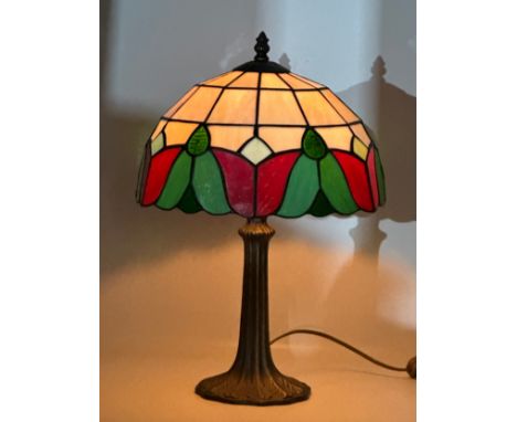 A Tiffany style table lamp. 31x45cm