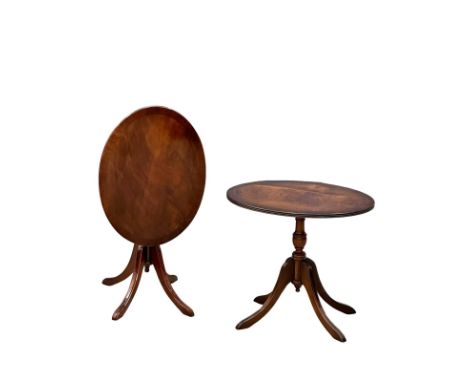 A pair of Georgian style mahogany snap top lamp tables. 53.5x49x48.5cm